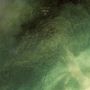Text: "ELUVIUM VIRGA III". Darstellung einer abstrakten, grünen Textur, die an einen nebligen, bewachsenen Unterwasserspiegel erinnert.