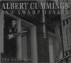 "ALBERT CUMMINGS AND SWAMP YANKEE" und "THE LONG WAY." Schwarz-weiß Foto eines Mannes mit E-Gitarre am Fenster.