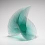 Keine Texte sichtbar. Geschwungene Glasskulptur in transparentem Türkis, elegant und dynamisch geformt., LP