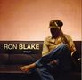 Ron Blake, Shayari. Eine Person sitzt barfuß mit einem Saxophon auf einem Sofa, gekleidet in Hemd und Mütze., CD