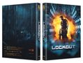 "LOCKOUT" steht groß im Vordergrund. Ein bewaffneter Mann steht vor einer Explosion, umgeben von einer futuristischen Szenerie., Blu-ray Disc