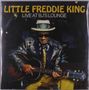 "LITTLE FREDDIE KING LIVE AT BJ'S LOUNGE" in gelber Schrift. Ein Mann im Anzug spielt Gitarre und trägt einen Hut., 2 LPs