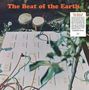 Text: „The Beat of the Earth“. Trommeln und Kabel auf einer rauen Oberfläche mit Pflanzen im Vordergrund., LP