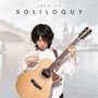 „Jaco Liu Soliloquy“ steht oben, Person spielt akustische Gitarre, wellenförmiger Hintergrund, trägt weißes Hemd., CD