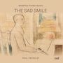 „Mompou Piano Music: The Sad Smile“, Paul Crossley. Eine Illustration eines sitzenden Mannes am Klavier, eine Lampe daneben.