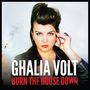 „GHALIA VOLT“ oben, „BURN THE HOUSE DOWN“ unten. Frau mit hochgestecktem Haar und Lederjacke, hält ein Streichholz.