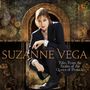 Der Text lautet: "SUZANNE VEGA, Tales From the Realm of the Queen of Pentacles". Eine Frau hockt vor einem dekorativen Hintergrund., LP