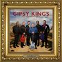 Text: "GIPSY KINGS FEAT. TONINO BALIARDO, Historia". 
Sechs Männer mit Gitarren, Landschaft im Hintergrund, goldener Rahmen., CD