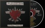 "The Dresden Dolls" und "Yes, Virginia...(Tailors's Version)" auf Stoffband, Herz von Pfeilen durchbohrt.