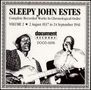 "Sleepy John Estes: Werke von 1937-1941. Zwei Männer; einer spielt Gitarre, der andere Mundharmonika. Schwarz-weiß."