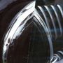 Silberne, glänzende Autos mit reflektierenden Oberflächen; geschwungene Linien und stilvolle Kurven., CD