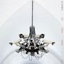 Texte: „INTERPOL THIS MIRROR WEIGHS A TON“. Eine Installation aus Überwachungskameras in Form eines Kronleuchters., CD