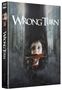 "Wrong Turn" steht oben in Weiß. Eine Frau schaut erschrocken und blutig mit einer Klinge im Mund durch Bäume.