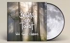 "Beans on Toast" und "Wild Goose Chasers". Ein Wald mit Sonnenstrahlen, daneben eine Mondabbildung.