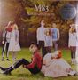 "M83, Saturdays=Youth" steht oben. Menschen in stilvollen, retro angehauchten Outfits auf einer grünen Wiese., 2 LPs