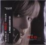 „WORLD RED TOUR“, „A FREE AUDIO CD“, „2013-2014“. Schwarz-Weiß-Foto einer Person, Nahaufnahme des Gesichts., 2 LPs und 1 CD