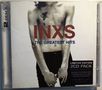 "INXS The Greatest Hits" in roter und blauer Schrift. Schwarz-weiß Foto eines nackten Oberkörpers mit gefalteten Händen., 2 CDs