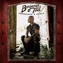„Benjamin Tod Vengeance & Grace“. Ein Mann sitzt nachdenklich in einer geöffneten Scheunentür, umgeben von Natur., LP