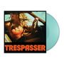 "TRESPASSER" in orange. Frau steuert Auto, trägt Sonnenbrille und Bikini. Transparentes, hellblaues Schallplatten-Cover., LP