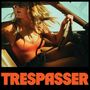 Text "TRESPASSER" in großen orangefarbenen Buchstaben unten. Frau mit Sonnenbrille im Auto bei sonnigem Licht., CD