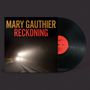 Text: "Mary Gauthier Reckoning". Eine Vinyl-Schallplatte mit Albumcover, auf dem ein Zug im Lichtkegel zu sehen ist., LP