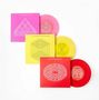 Drei bunte Schallplattenhüllen mit geometrischen Mustern: eine pink, eine gelb und eine rot., 3 CDs