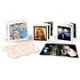 Mehrere CDs mit dem Titel "Kylie Minogue" und Alben mit Fotos von ihr sind ausgelegt., 10 CDs