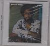 Texte: "MICHAEL HOWELL ALONE". Ein Mann in gemustertem Hemd lehnt auf einer Gitarre. CD-Cover eines Musikalbums., CD