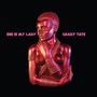 "She is my lady Grady Tate." Skulptur einer Frau, die ihren Arm hält, in rötlichen Tönen mit Schmuck und Armreifen., CD