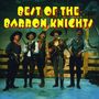 Text: "BEST OF THE BARRON KNIGHTS". Fünf Männer in Cowboy-Kleidung mit Gitarren, singen auf einer Bühne vor Holzzaun.