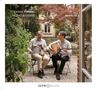 Zwei Männer sitzen im Garten mit Instrumenten. Text: "DERYA TÜRKAN MURAT AYDEMIR Ahenk / 3 SEYIR MUZIK".