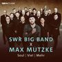 Text: SWR Big Band x Max Mutzke: Soul, Viel, Mehr.  
Eine Gruppe von Menschen steht dicht zusammen., CD