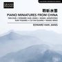 "Piano Miniatures from China", Namen von Komponisten, Edward Han Jiang. Im Hintergrund neblige Berglandschaft.