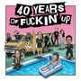"40 YEARS OF FUCKIN’ UP" steht in großen Buchstaben auf schwarzem Hintergrund. Cartoon-Figuren umgeben einen Van und einen Pool., LP