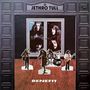 Text: "JETHRO TULL" oben, "BENEFIT" unten. Illustration einer Band auf Bühnenboden mit Fotos im Hintergrund., Super Audio CD