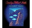 "Crosby Stills & Nash DAYLIGHT AGAIN" steht über einer futuristischen Landschaft mit Bergkulisse und heller Kuppel.