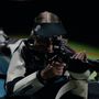 Eine Person zielt mit einem Gewehr. Sie trägt eine Mütze mit Logos von "Sauer" und "Performance"., LP