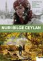 NURI BILGE CEYLAN. Eine Frau im Schnee, darunter ein Mann, der auf einem Holzsteg zu einer Frau im herbstlichen Wald geht., 5 DVDs