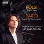 Texte: Holst The Planets, Raitio Moonlight on Jupiter, Finnish Radio Symphony Orchestra, Nicholas Collon, ONDINE. 

Mittelgrund: Ein Mann mit lockigem Haar in formeller Kleidung., CD