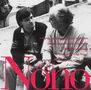 Texte: „A Pierre. Dell'azzurro silenzio, inquietum“, „Luigi Nono“. Schwarz-weißes Foto, zwei sitzende Männer im Gespräch.