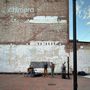 Der Text "chimera" steht groß an einer verputzten Backsteinwand, davor spielt eine vierköpfige Band auf einer gepflasterten Fläche., CD
