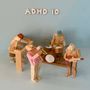 "ADHD 10" steht oben. Darunter sind Holzfiguren, die eine Jazzband darstellen., CD