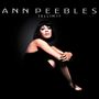 Text: "ANN PEEBLES TELLIN' IT". Eine Frau sitzt mit verschränkten Armen, in einem schwarzen Raum., LP