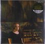 Text oben in einem runden Aufkleber: „soccer mommy“. Unten ein Graffiti mit dem Wort „BELIEVE“. Junge Frau im Vordergrund., LP