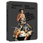 "TERENCE HILL BUD SPENCER VIER FÄUSTE FÜR EIN HALLELUJA". Zwei Männer, einer lachend mit Pistole, der andere relaxed in der Wanne.
