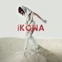 "IKONA" in Rot zentriert. Eine Figur in weißem Stoff steht auf einer sandigen Fläche., CD