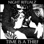 „NIGHT RITUALZ“ oben, „TIME IS A THIEF“ unten. Schwarz-weiß Illustration einer Person mit dunkler Kleidung und Sonnenbrille., LP
