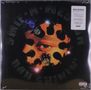 "DAH SHININ'" steht auf einem Aufkleber mit Details. Darunter ein Gesicht umgeben von schwarzen Silhouetten und Köpfen., 3 LPs