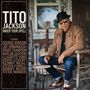 "Tito Jackson Under Your Spell" mit George Benson, Joe Bonamassa, Grady Champion und anderen. Ein Mann sitzt draußen., CD