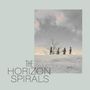 "The Horizon Spirals." Vier Personen und ein Baum auf einem Hügel, dahinter ein bewölkter Himmel. Minimalistische Gestaltung., LP